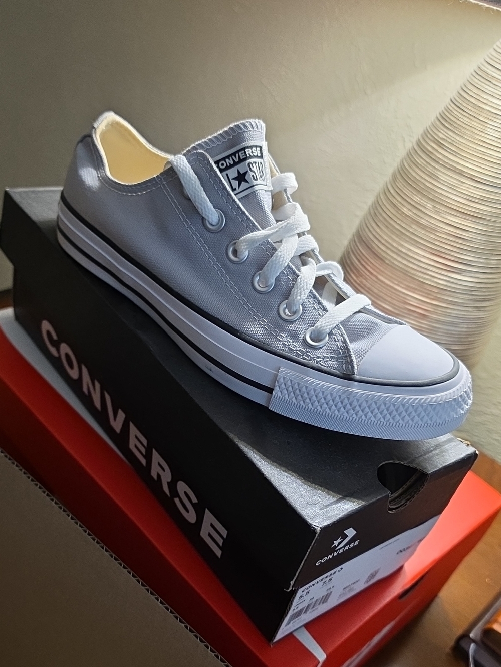 Converse Kids Low Top Sneakers in Light Gray and White 5.5Y/7.5W